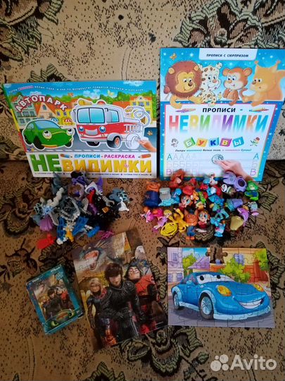 Пакет мелких игрушек и пазлов(отдам за 200)