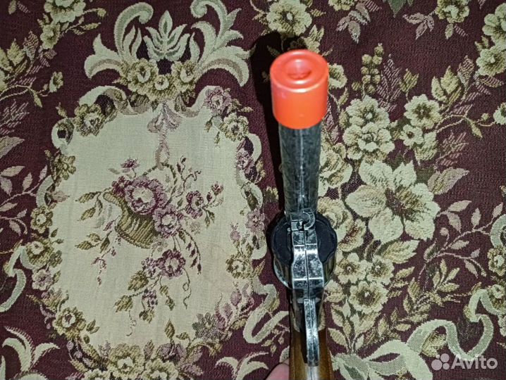 Металлический пистолет с пистонами