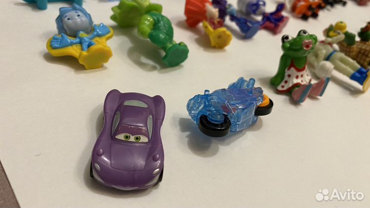 Пакетом игрушки из киндера