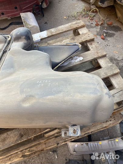 Топливный бак (бензобак) Skoda Octavia (A4)