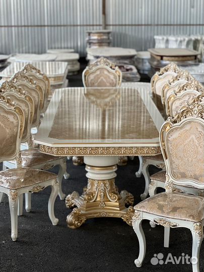 Стол и стулья