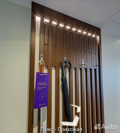 Настенная вешалка в прихожую с крючками из дерева