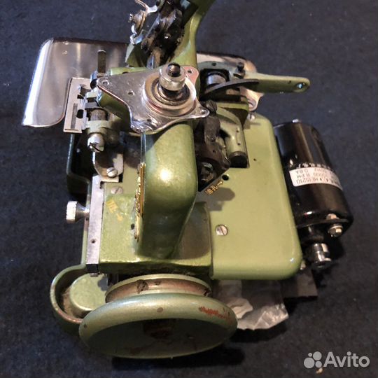 Старинная швейная машинка