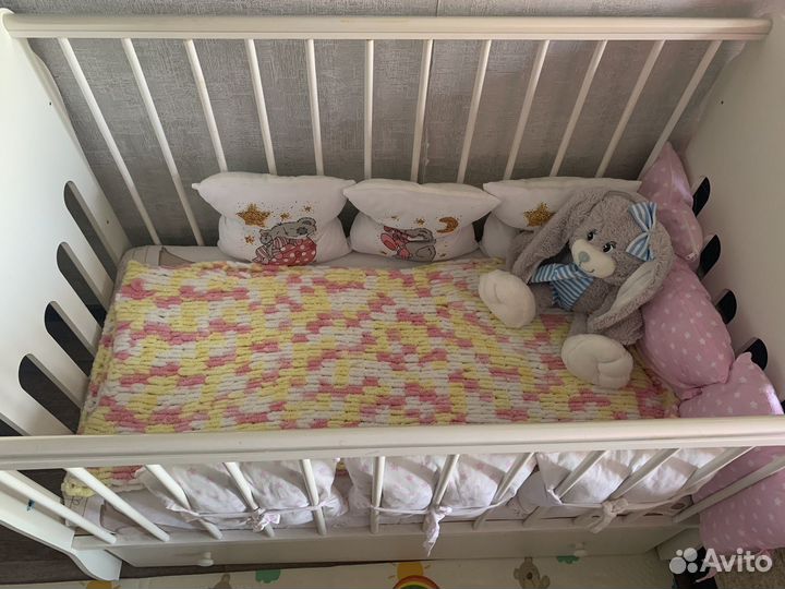 Детская кроватка с маятником и пеленальным комодом