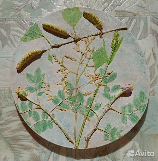 Гипсовый барельеф с оттиском живых растений