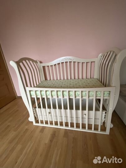 Детская кроватка с маятником и ящиком