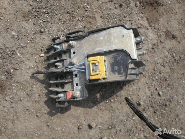 Блок плюсовой клеммы пежо 308 ситроен с4