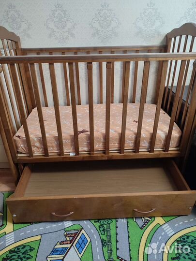 Детская кроватка с поперечным маятником