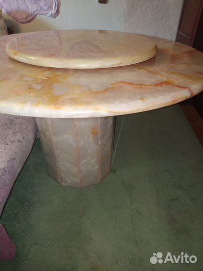 Стол из натурального камня Оникс