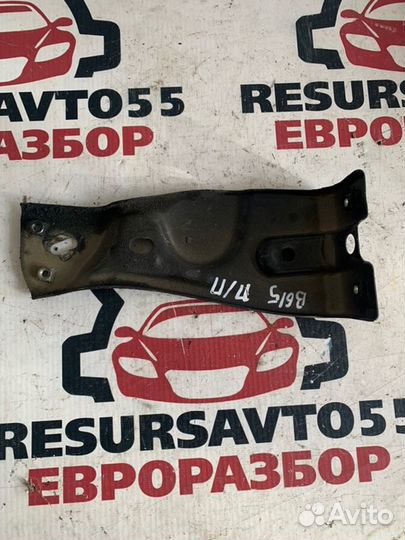 Кронштейн крыла правый Vw Passat B6 2.0 tfsi BWA