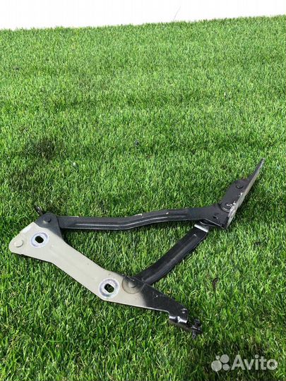 Петля крышки багажника левая Ford Mustang 6 S550