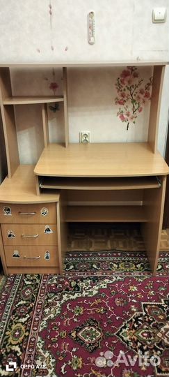 Компьютерный стол и компьютерное кресло