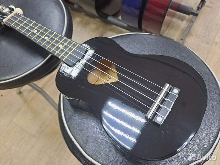 Укулеле чёрная с сердечком