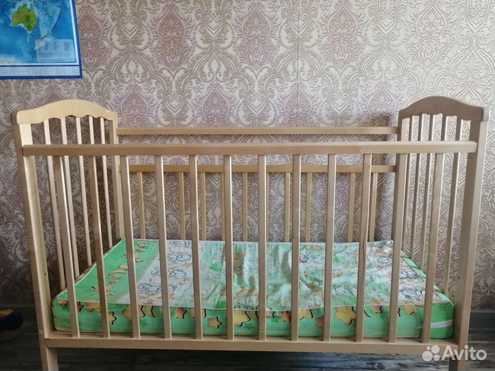 Детская кроватка с продольным маятником