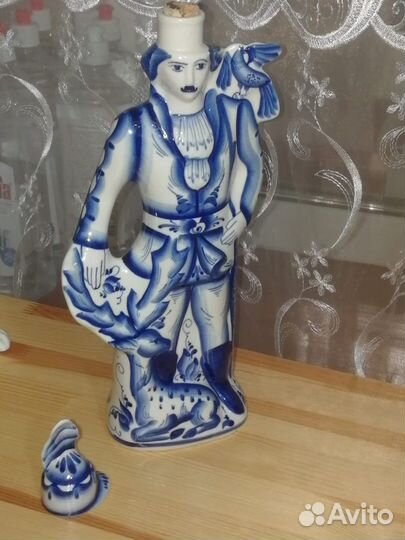 Фарфоровая статуэтка-штоф Охотник, Гжель