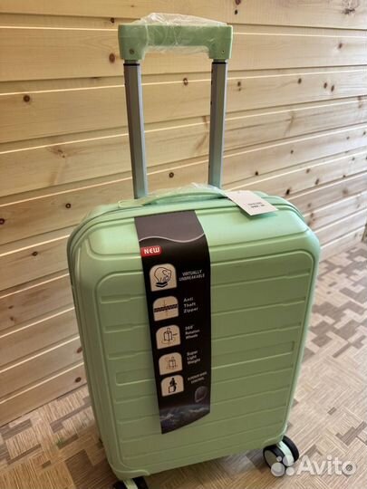 Чемодан красивого цвета ручная кладь