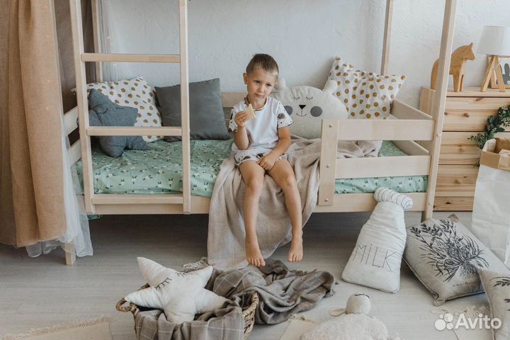 Кровать двухьярусная из массива