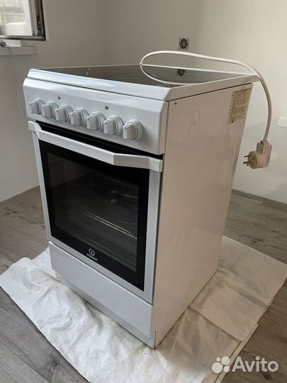 Плита электрическая Indesit i5vsh2a белая