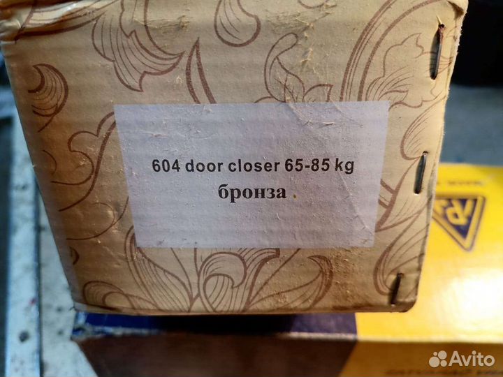 Дверной доводчик