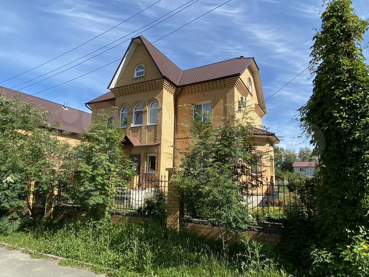 Коттедж 250 м² на участке 12 сот.