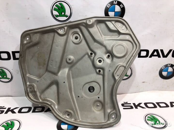 Щит стеклоподъёмника задний левый Skoda Octavia A5