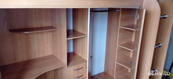 Детская кровать чердак со столом и шкафом