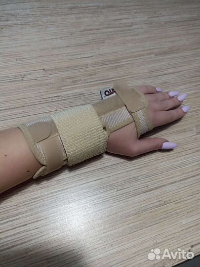 Бандаж на лучезапястный сустав левый