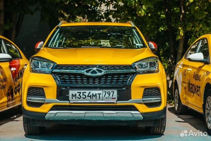 Водитель такси на автомобиль компании