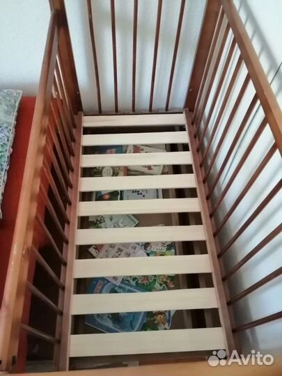 Детская кроватка с маятником