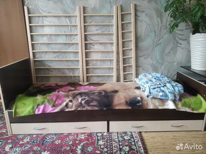 Детская кроватка с маятником и ящиком