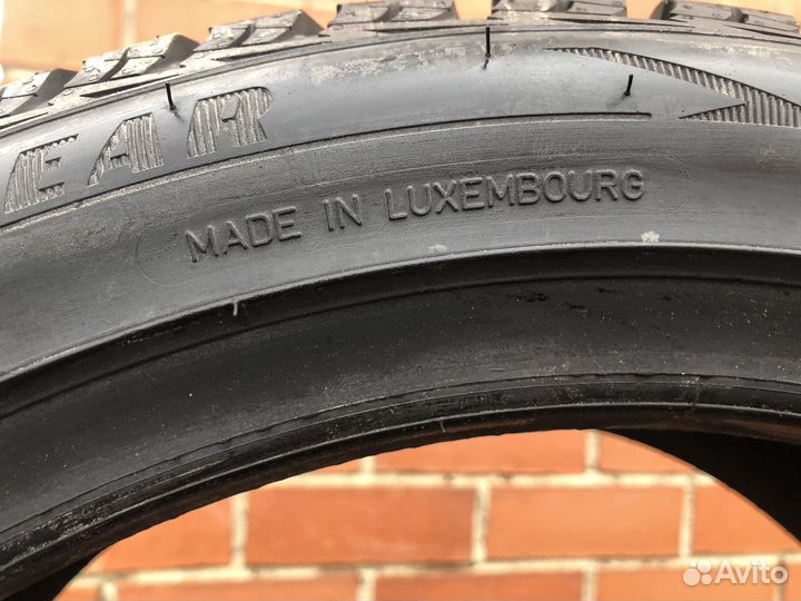 Goodyear UltraGrip Ice 2 215/45 R17 92T