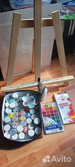 Мольберт и краски