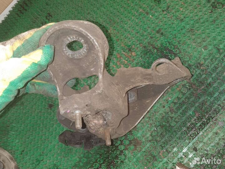 Кронштейн опоры двигателя Фольксваген Пассат б5+