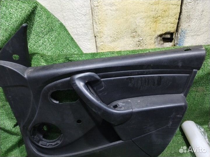 Обшивка боковой двери передняя правая Renault