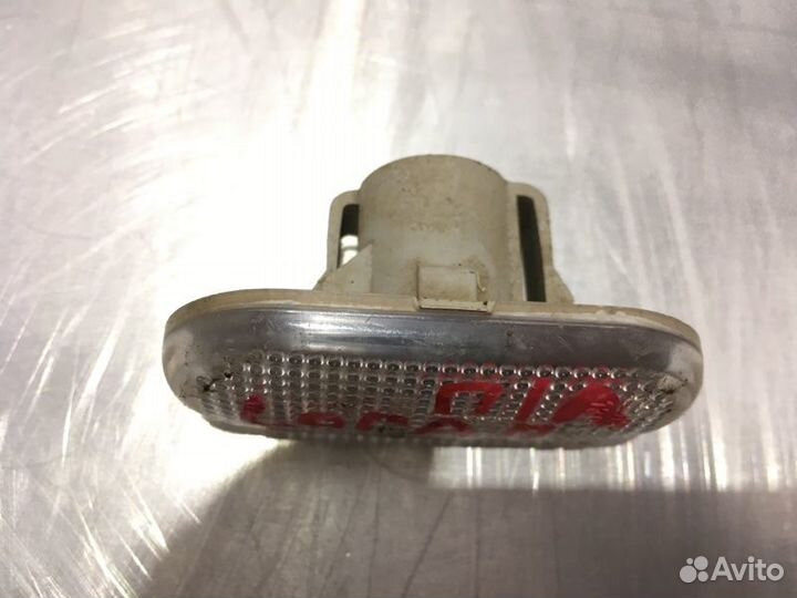 Поворотник в крыле передний левый Renault Logan