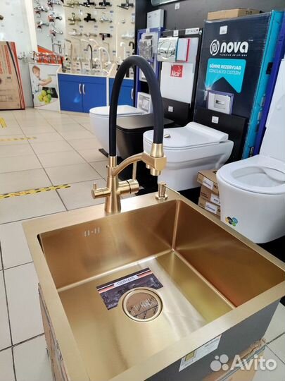 Кухонная мойка, смеситель, дозатор