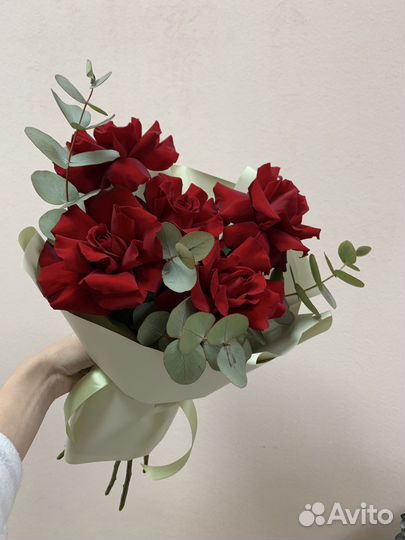 Букет из ажурных роз с эвкалиптом