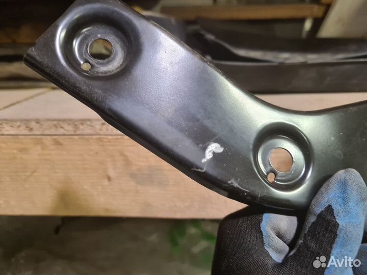 Кронштейн передней панели VW tiguan