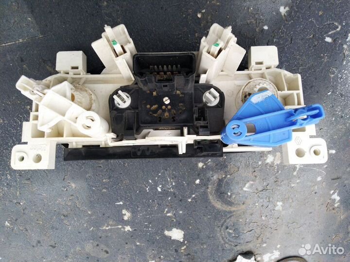 Блок управления печкой (отопителем) Renault