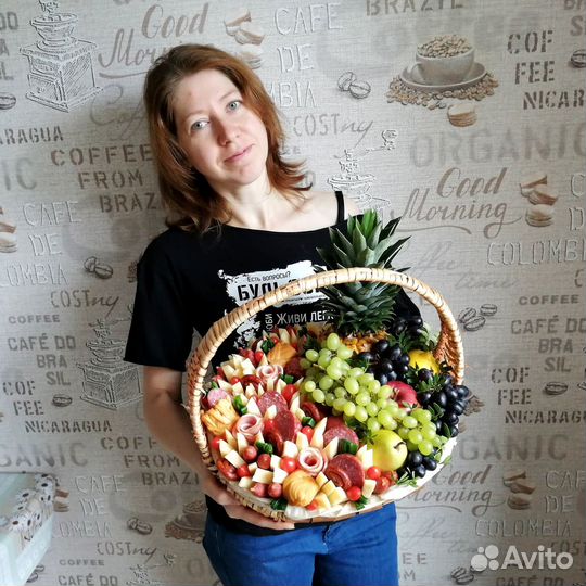 Корзина подарочная с фруктами, сыром, колбасами