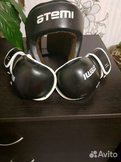 Перчатки и шлем для единоборств