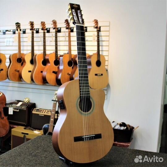 Классическая гитара со звукоснимателем Sigma + Акс