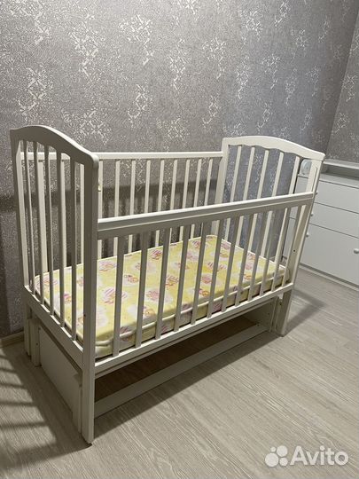 Детская кроватка с продольным маятником