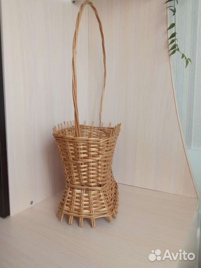 Плетёная корзина с ручкой