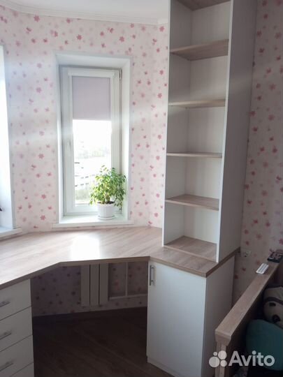 Мебель под окно. Рабочая зона для школьника. Стол