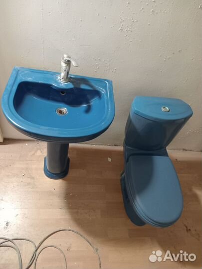 Унитаз и раковина синего цвета