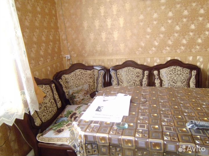 Кухонный уголок со столом