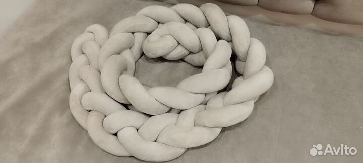 Бортиком в кроватку -коса серая