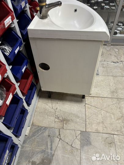 Тумба с раковиной и смесителем б/у