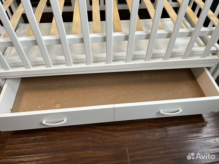 Детская кроватка с маятником